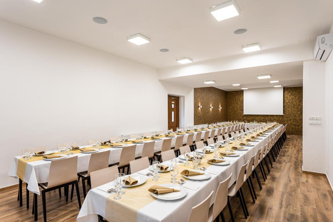 Hotel Jordanek Opočno Екстериор снимка