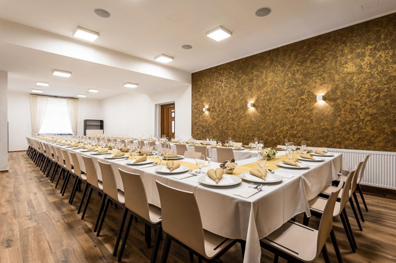 Hotel Jordanek Opočno Екстериор снимка
